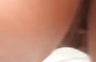 椅子に座っている女の子は膣に陰茎を挿入し、彼女は 鈴木 一徹 ディープ キス
