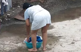 彼女は彼女の乳首に触れるふりをしてオナニーを始める 無料 エロ 動画 レディース